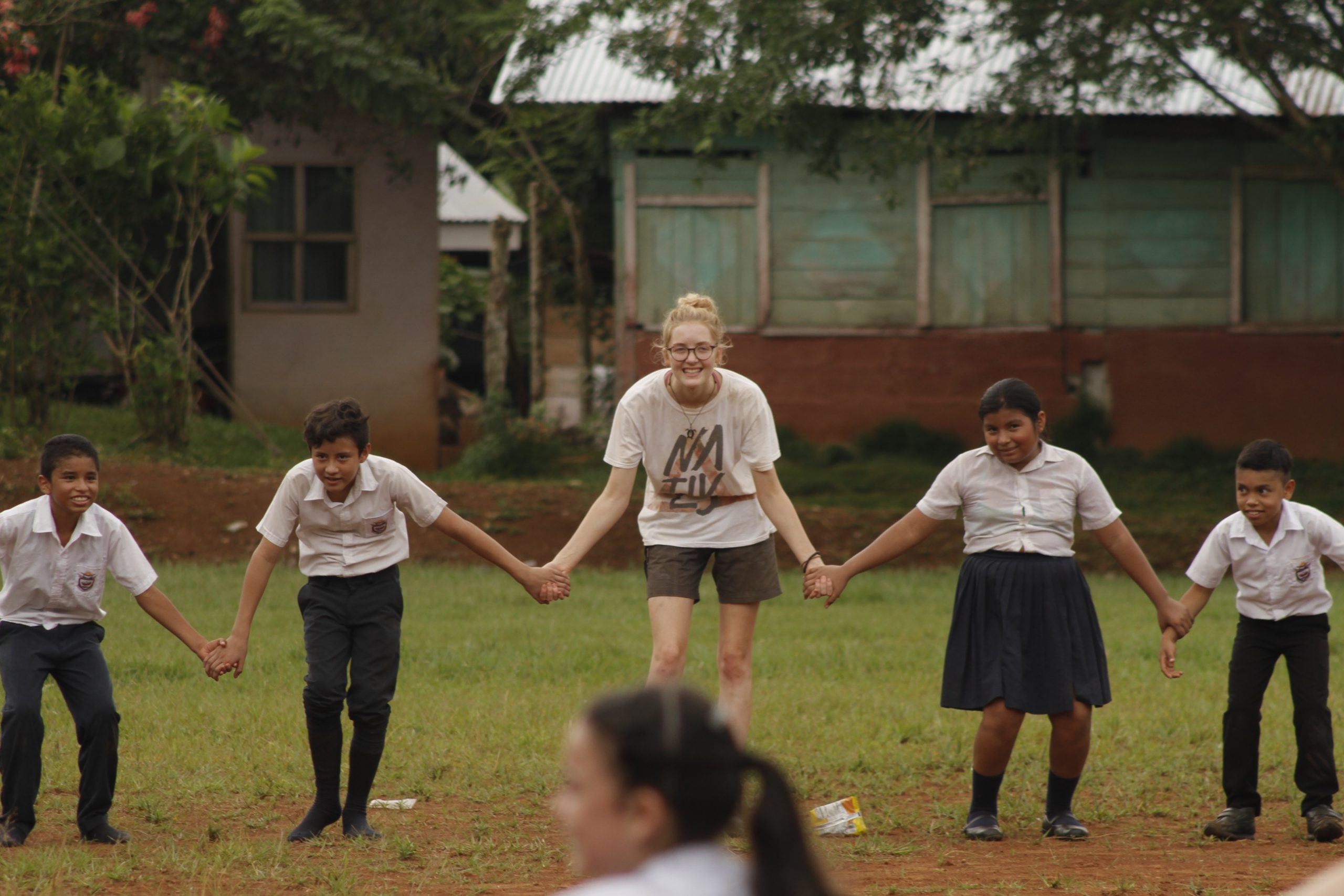 school_expedition_costa_rica_scuba_holding_hands