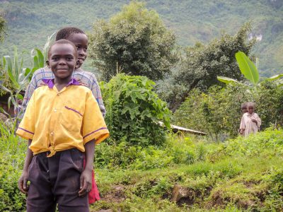 school_expedition_uganda_trek_local_children