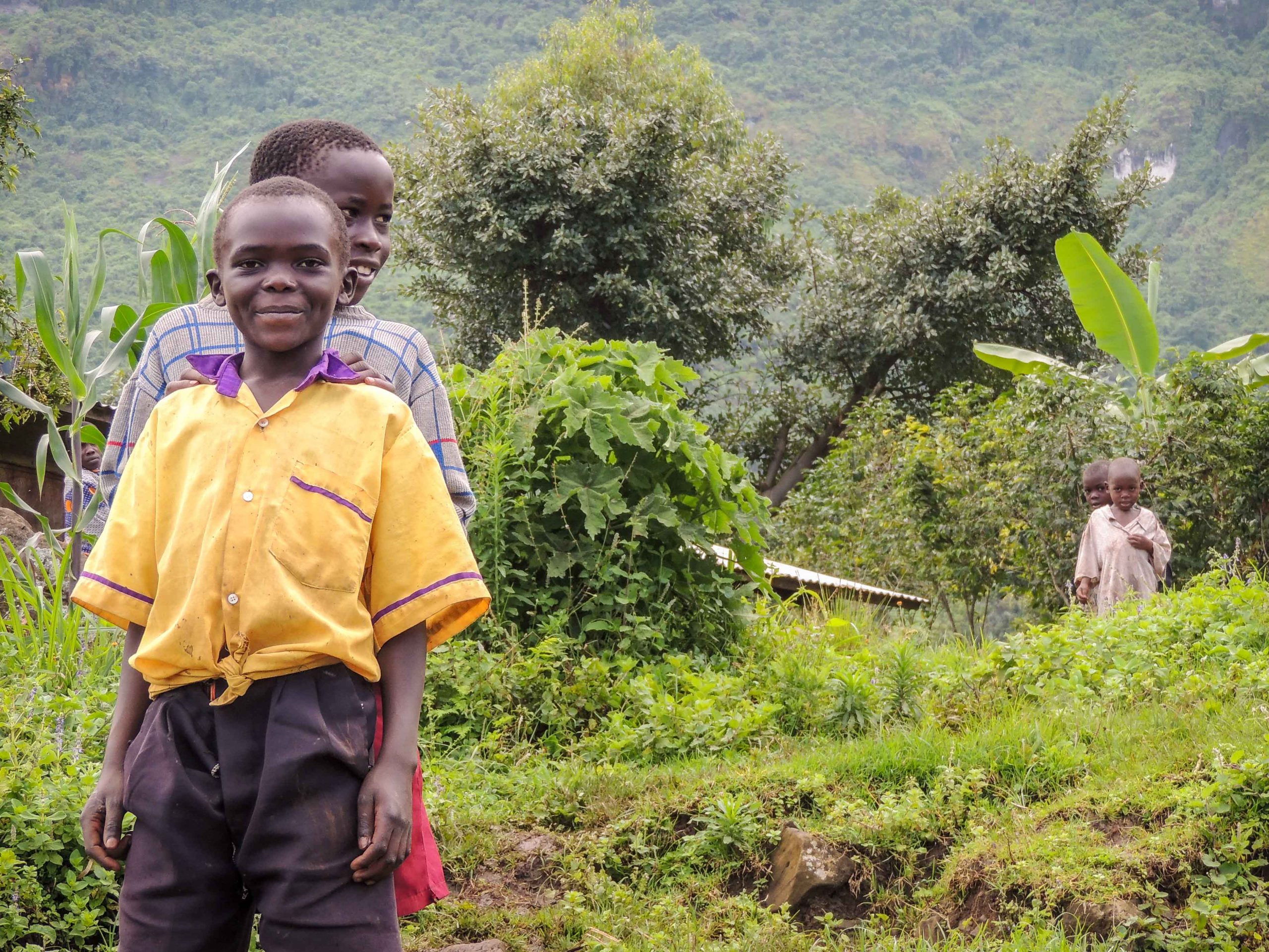 school_expedition_uganda_trek_local_children