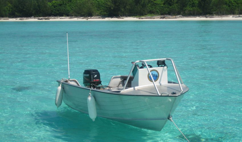 school_expedition_borneo_scuba_boat_on_sea