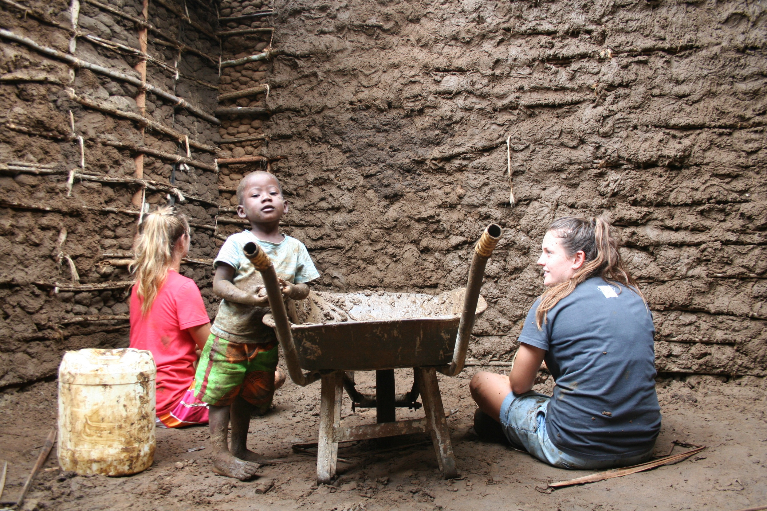 school_expedition_kenya_scuba_building_local_house