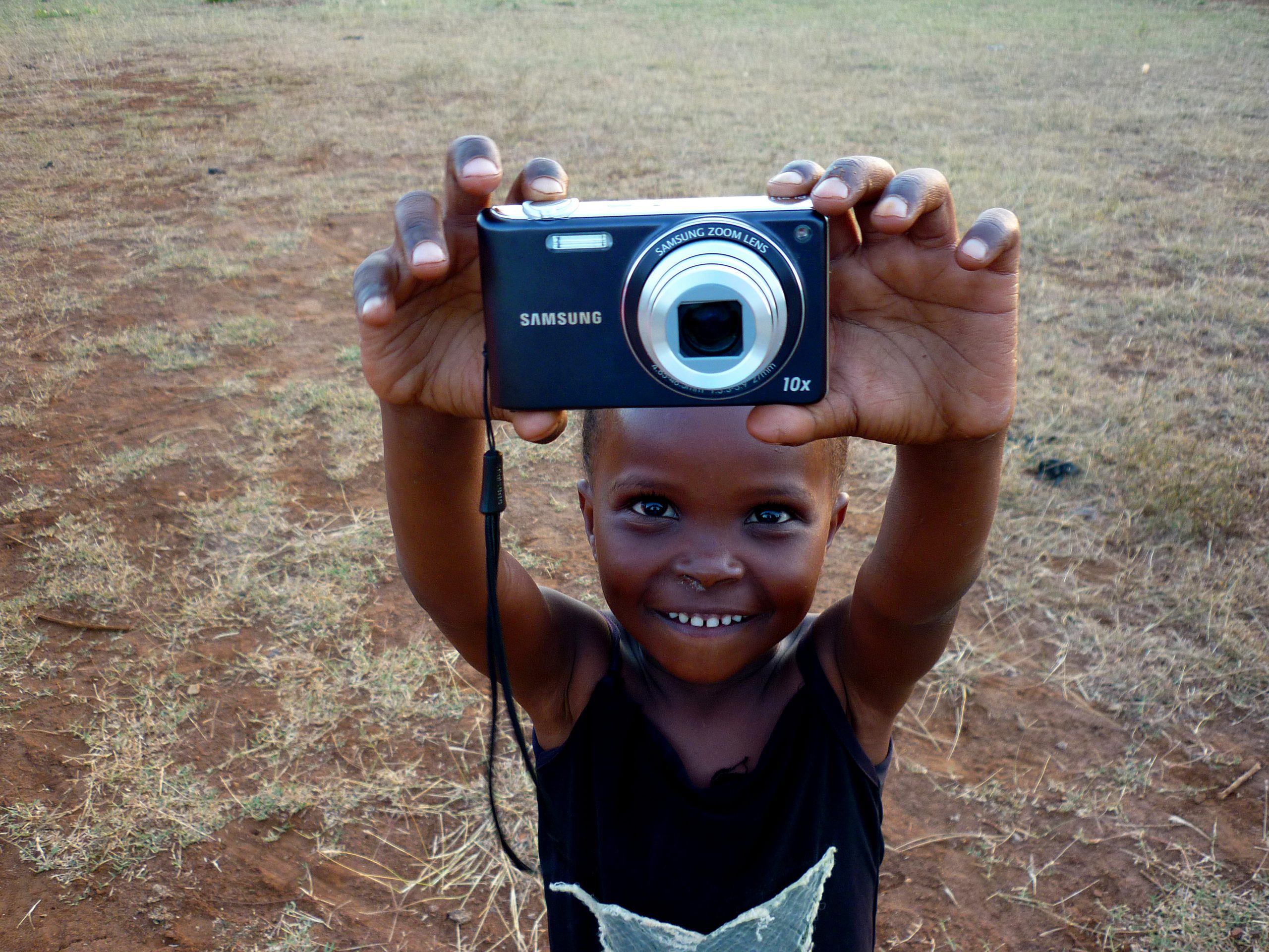 school_expedition_kenya_scuba_girl_with_camera