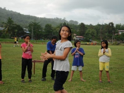 school_expedition_borneo_rws_playing_in_rain