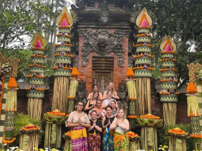 Travellers posing for photo in front of Ulundanu Bratan temple.