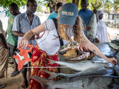 girl-measuring-fish-zanzibar